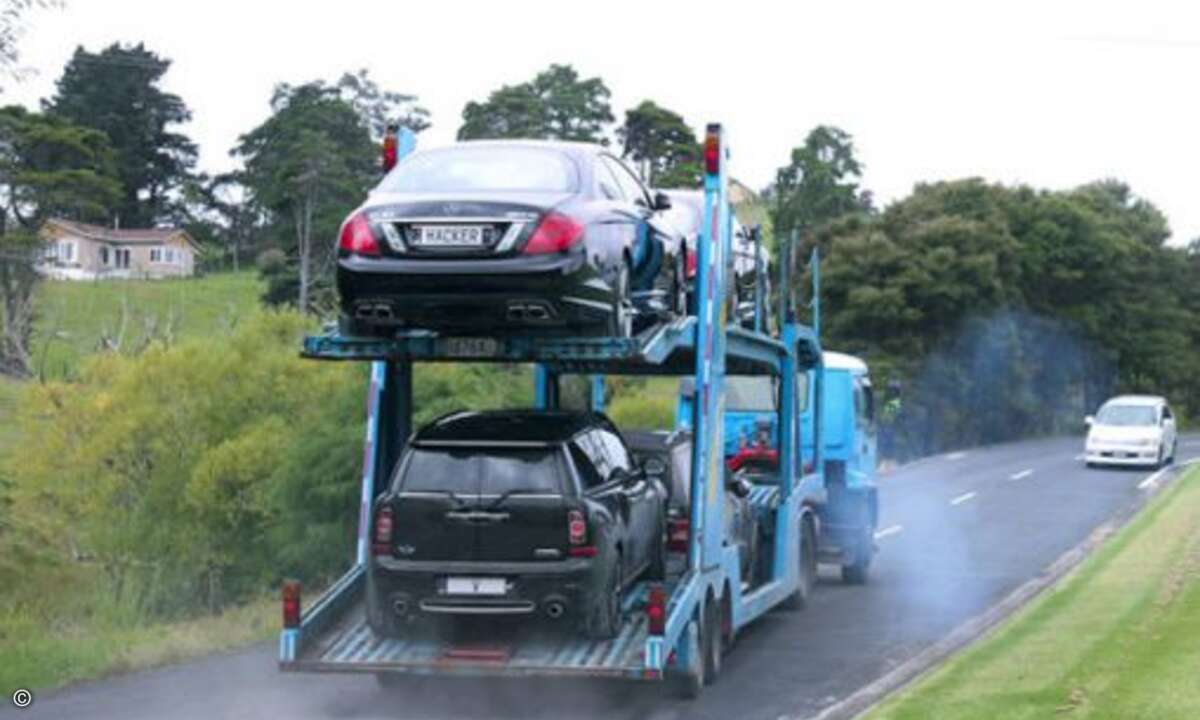 Das dezenteste Auto dürfte wohl der schwarze Mini mit dem kennzeichen