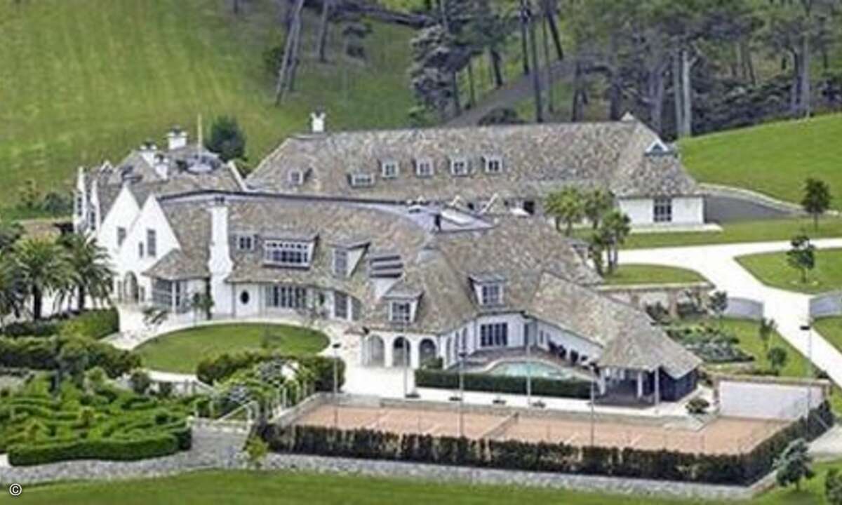 Schmitz selbst durfte jetzt immerhin wieder zurück in seine ausladende Villa dotcom mansion.