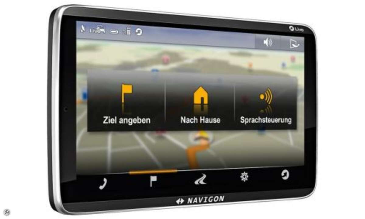 Navigon 92 Premium
Schicke Klamotten kosten Geld – und Navigon hat sein 349 Euro teures Spitzenmodell 92 Premium Live exquisit eingekleidet: ein kapazitives Glasdisplay für Gestenbedienung, ein schicker Chromrand und ein integriertes GSM-Modul für L