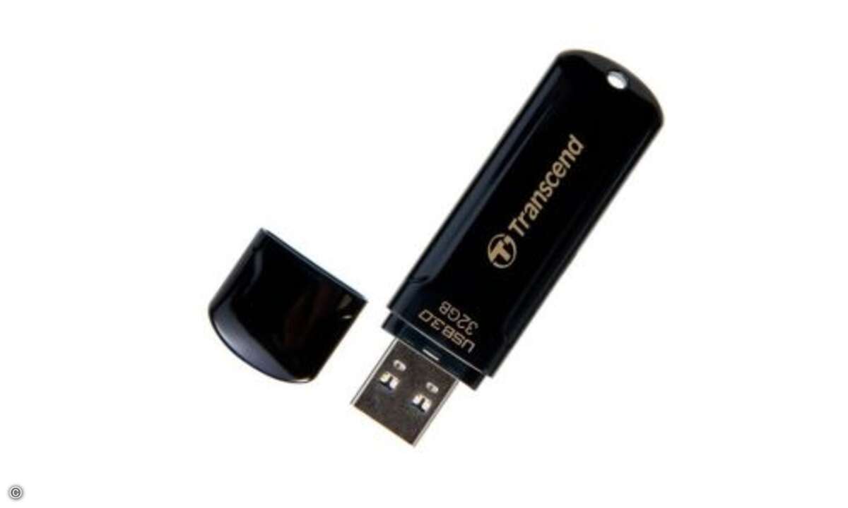 Der USB-Stick JetFlash 700 von Transcend beherrscht USB 3.0-Geschwindigkeit mit bis zu 52MB/s. Im Angebot bei Amazon ist das Modell in schwarz mit 32 GByte Speicherkapazität und herkömmlicher Verpackung für 31,95 Euro, was ein marktüblicher Preis is