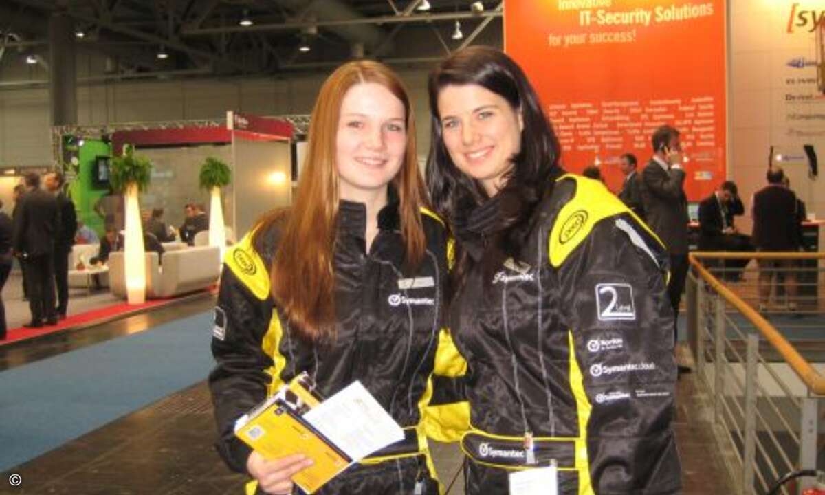 Symantec steckte seine Hostessen in rassige Rennfahrer-Outfits.
