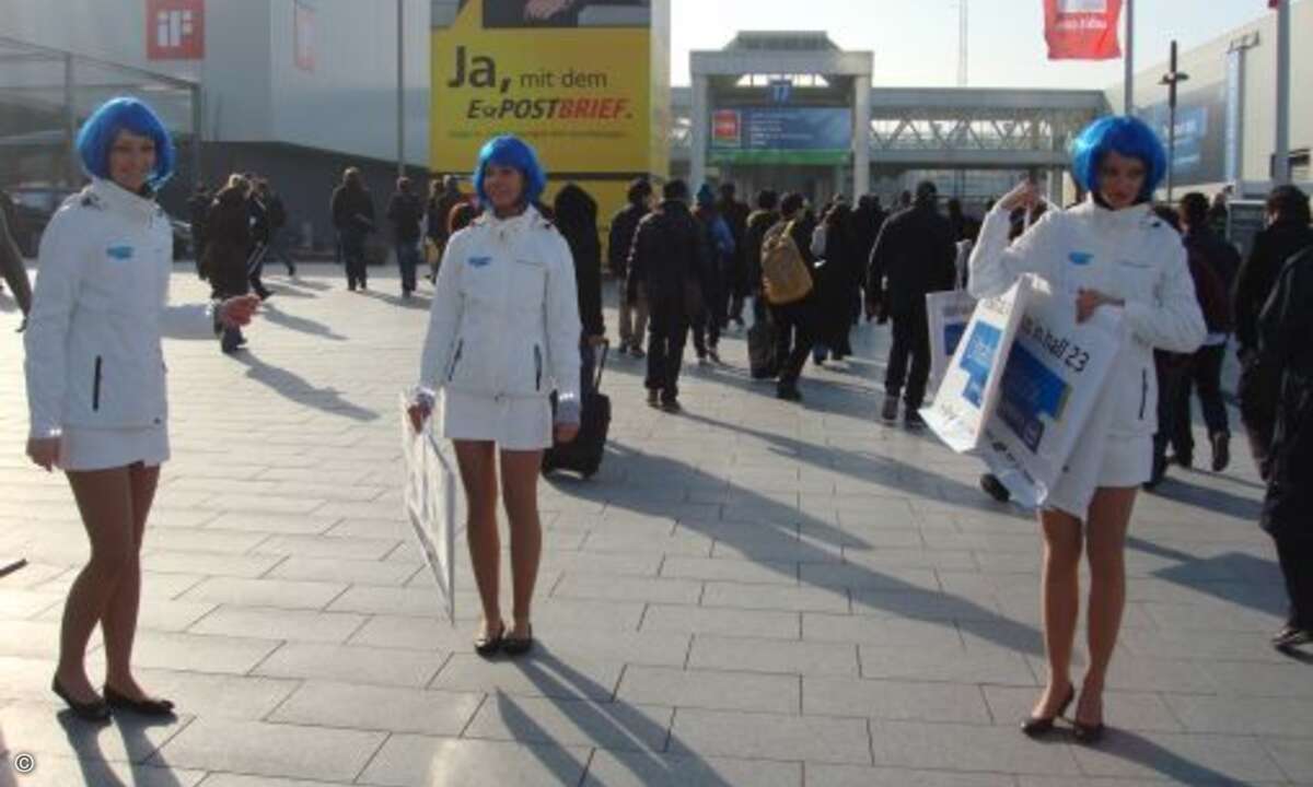 Schon auf dem Weg zur Messe begrüßten die hübschen Intel-Ladies die ankommenden Besucher und Aussteller.