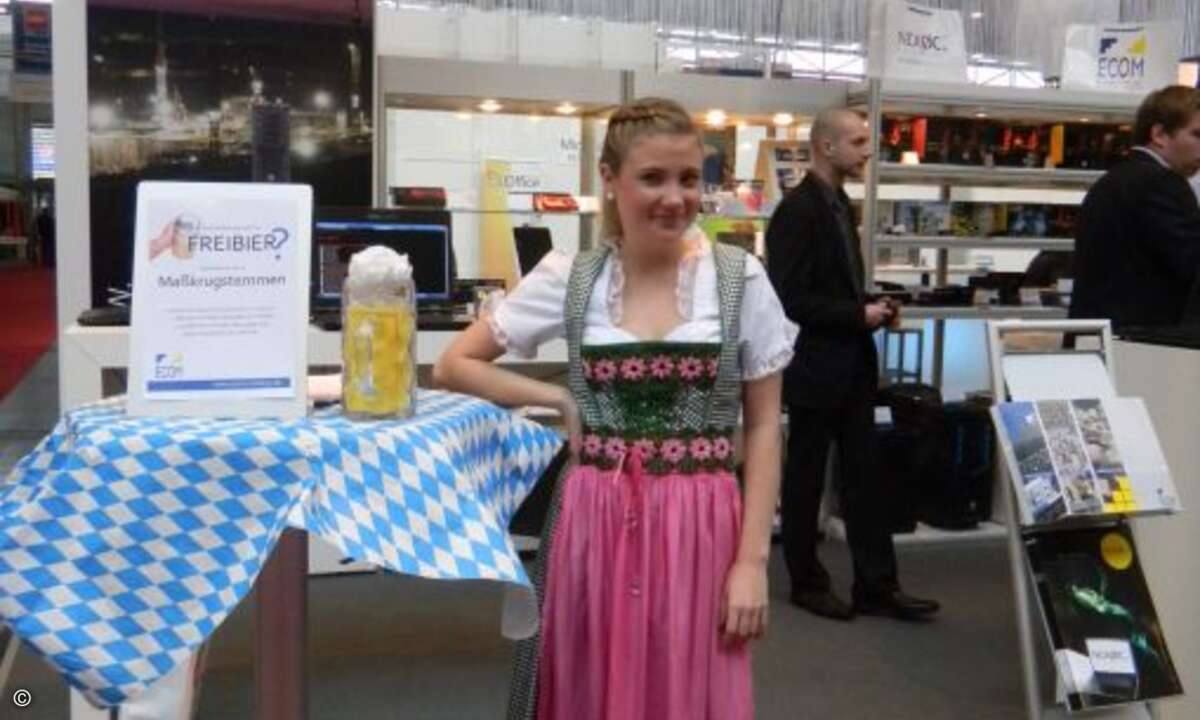 Ecom bot neben seinem Maßkrugstemmen die passende Bühnenbegleitung.