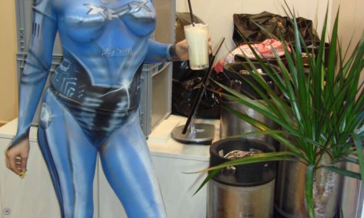 Was aussieht, wie ein futuristischer Raumanzug ist in Wahrheit ein überaus gelungenes Bodypainting.