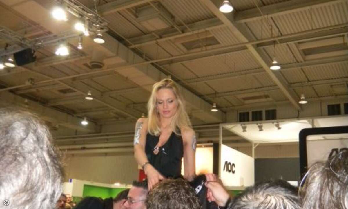 XFX verteilte fleißig Schals...