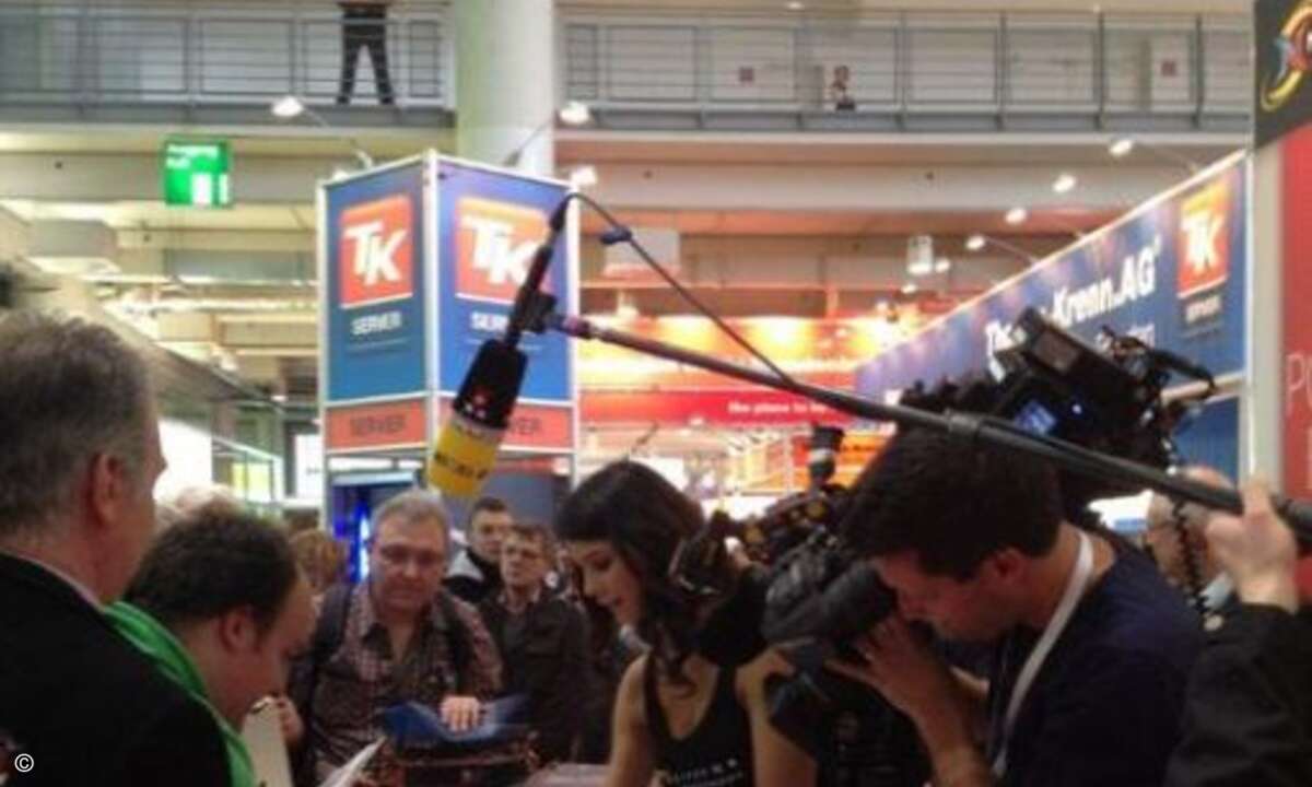 Micaela schäfer auf der Cebit am Stand von Novastor.