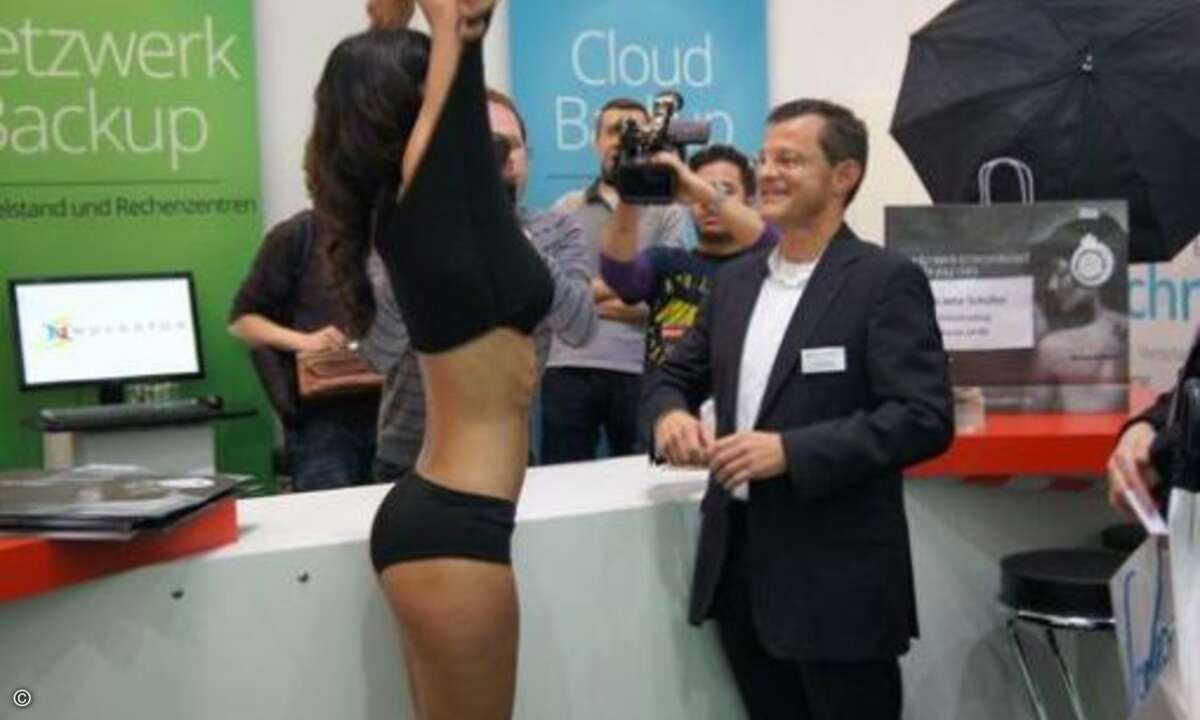 Für einen guten Zweck ließ der Promi die Hüllen fallen...