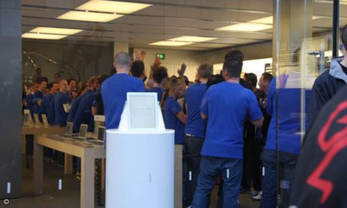... und feierten den klatschend den ersten iPad-Besitzer...