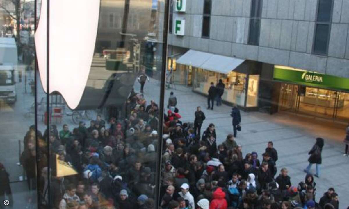 Vor dem Laden drängten sich die anderen Kunden...