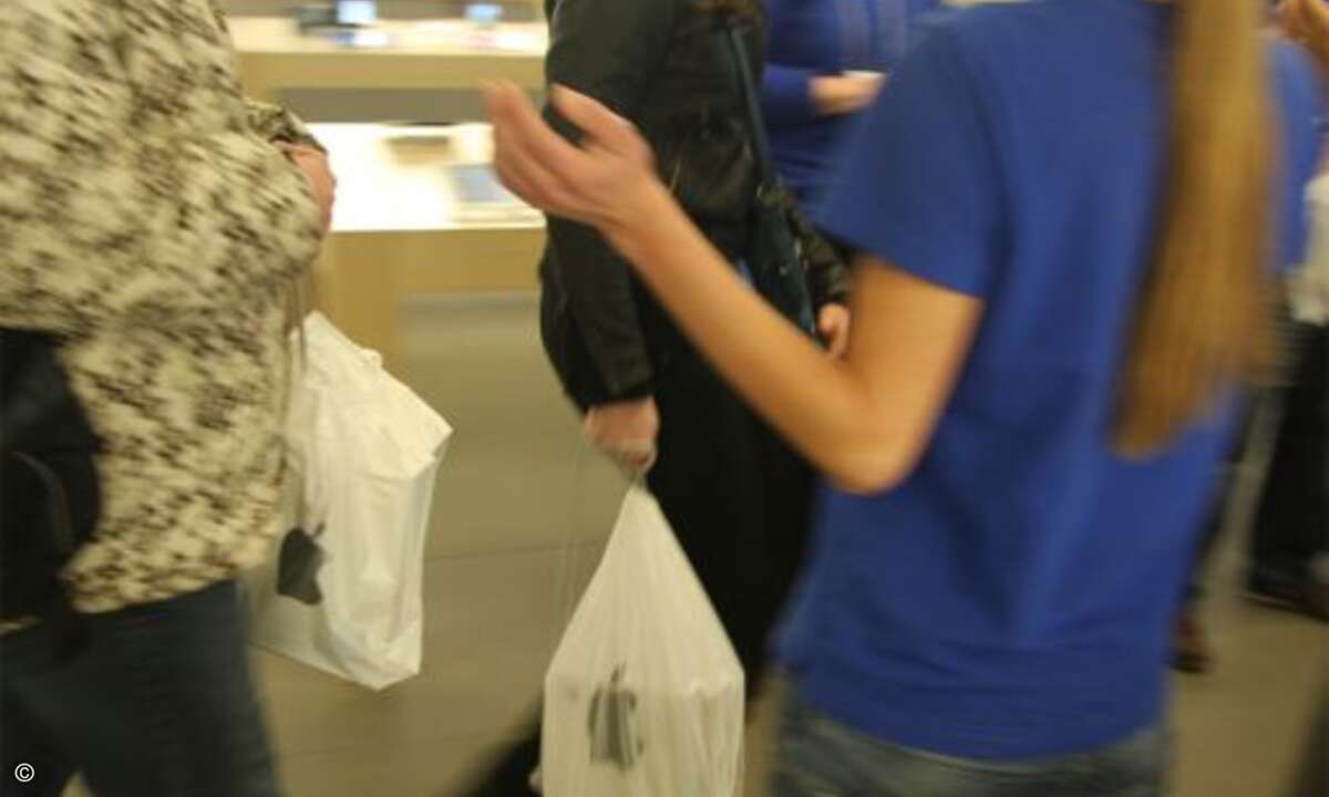 ...und kurz darauf mit weißen Taschen samt Apfel-Logo wieder den Store verließen.