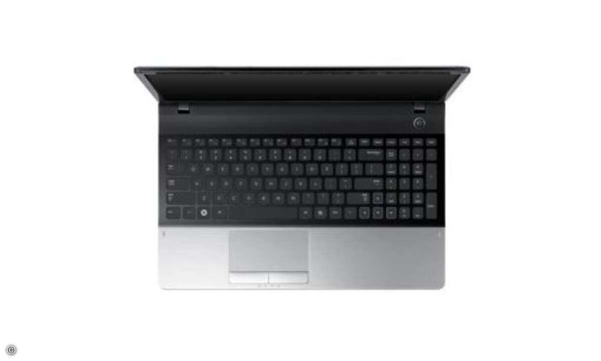 Das angebotene Notebook ist aus der Serie 3 von Samsung. Das Modell 305E5A-A01 hat 15,6 Zoll großes Display, einen AMD A4 3305M-Prozessor mit 1,9 GHertz und 4 GByte RAM. Die eingebaute Festplatte hat 750 GByte Speicherplatz, für die Grafik ist eine R