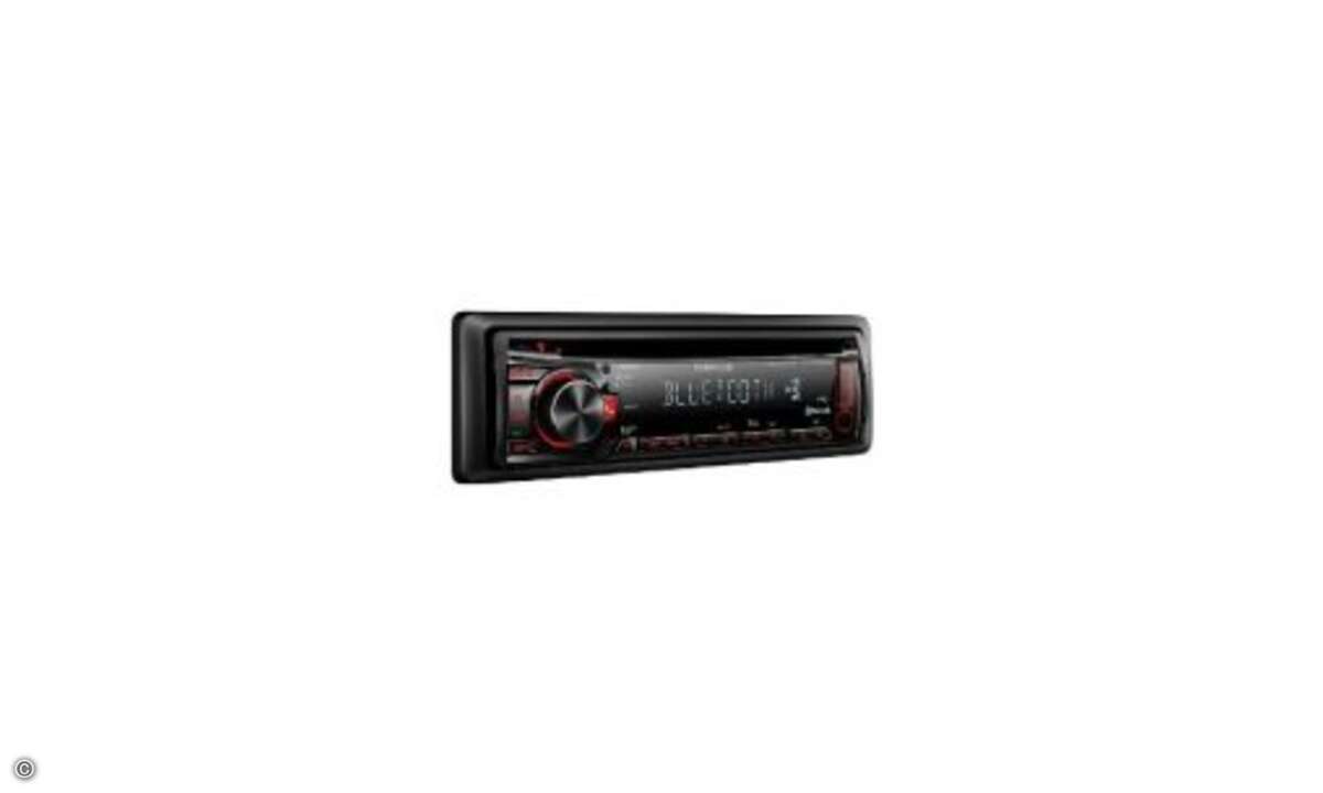 Der Kenwood KDC-BT31U ist ein CD/MP3-Tuner mit integrierter Bluetooth-Freisprecheinrichtung und in der Frontblende eingebautem Freisprechmikrofon sowie USB-2.0-Anschluss. Das Gehäuse ist schwarz mit roter Tastenbeleuchtung. Die MOS FET-Endstufe hat e