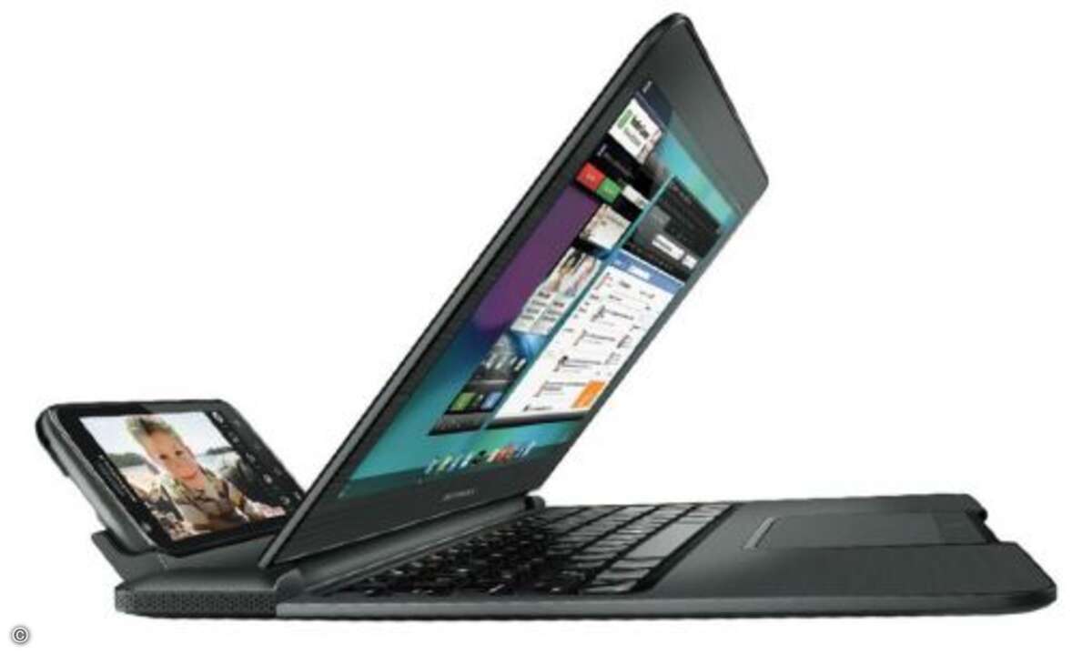 Motorola Atrix Das Atrix wird über einen 4 Zoll großen Touchscreen bedient, der scharfe 960 x 540 Pixel auflöst, darunter werkelt der mächtige Doppelkern-Prozessor Tegra 2 von Nvidia. Auch die übrige Ausstattung ist top, neben HSPA, Wlan, GPS und Bl