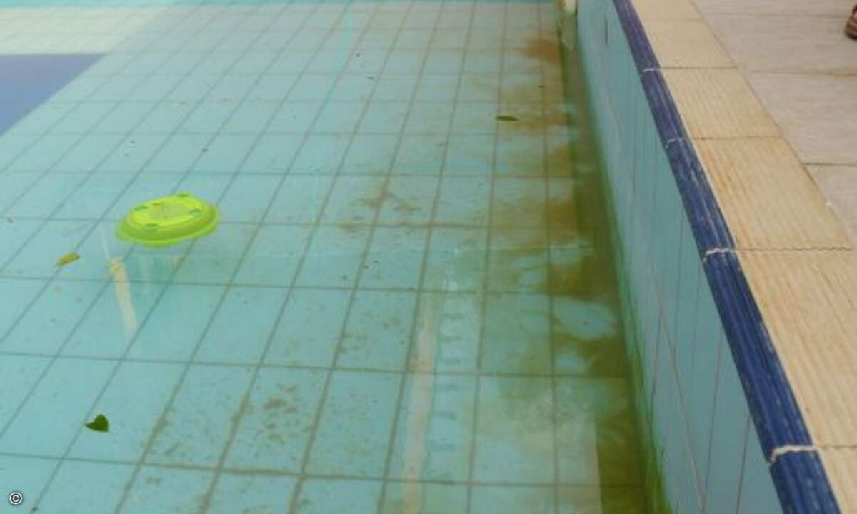 ... sobald sich die Saison dem Ende nähert, heißt es in diesem Hotel: Feierabend. Dreck und Müll schwimmen im Pool, der Boden ist mit Sand bedeckt. (Foto: HolidayCheck.de)