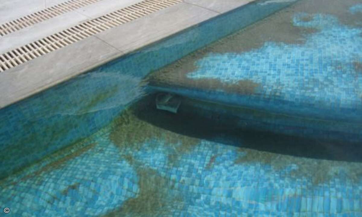 ... Achtung, Ekelalarm! So sieht der Pool in einem 5-Sterne-Hotel aus! Gästeberichten: »Haben am ersten Tag einen grünen Fleck im Pool gefunden. An Tag vier war der halbe Poolboden voll mit Algen, die sich immer wieder gelöst haben«. (Foto: HolidayCh