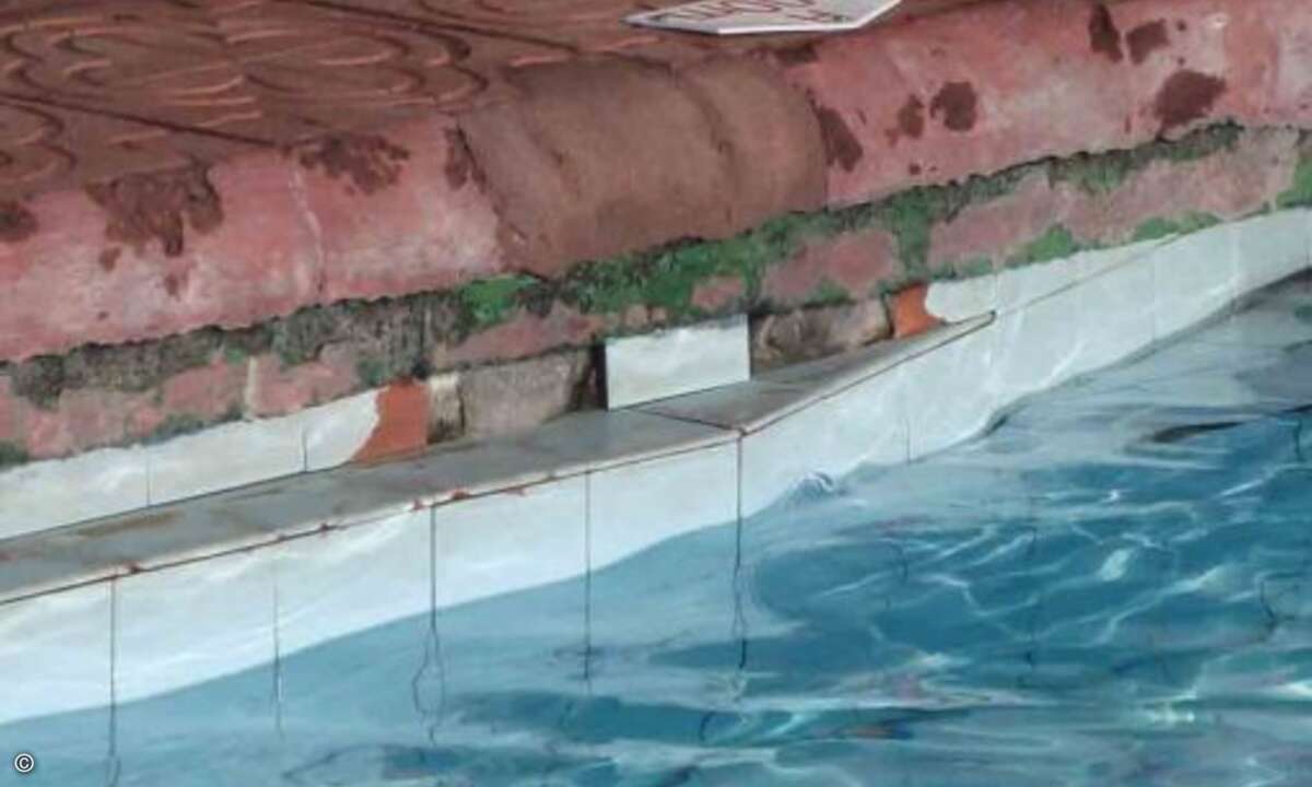 All Inclusive mal anders: »Im Pool war wirklich alles drin, von Schimmel über kaputte Fliesen bis hin zu Bier und anderem Alkohol, der in den Pool geschüttet wurde«, schreibt ein Gast in einer Hotelbewertung. (Foto: HolidayCheck.de)