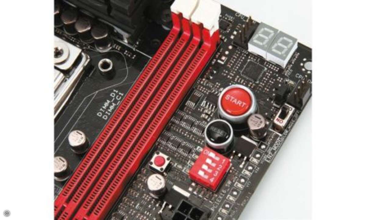 Eher eine Spielerei sind die vier DIP-Schalter auf dem Asus Rampage IV Formula. Sie legen einzelne PCI-Express-x16-Slots still.  © Hersteller/Archiv
