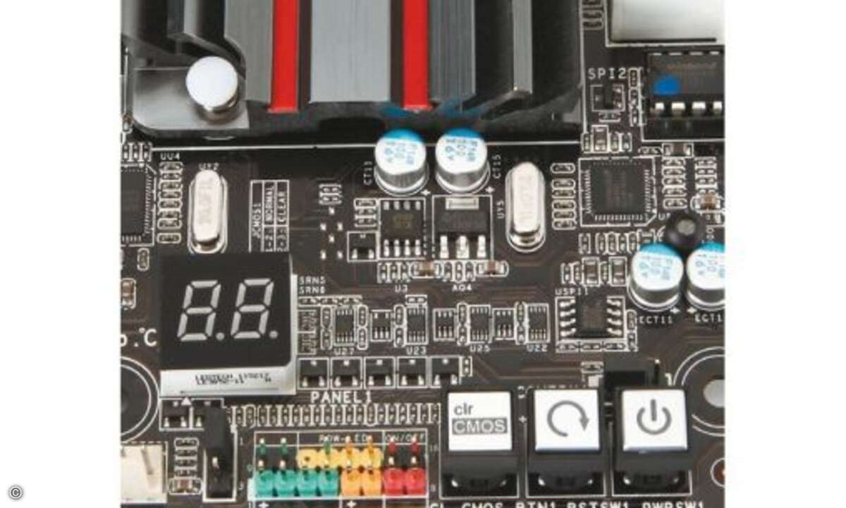 Ein nettes Detail für Bastler sind die Power- und Reset-Schalter auf der Platine, praktisch ist die POST-Anzeige. Hier beim Biostar-Board.  © Hersteller/Archiv