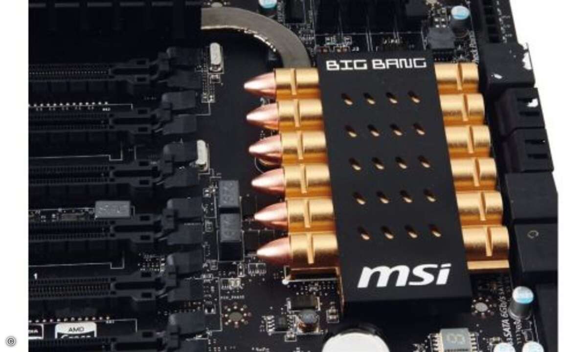 Showtime: Der Kühlkörper auf dem MSI Big Bang XPower II ist wie ein Patronenclip gestaltet und auf dem Board sitzen nicht weniger als sieben PCI-Express-x16-Slots. Davon sind aber drei nur mit einer PCI-Express-Lane beschaltet und damit für Grafikkar