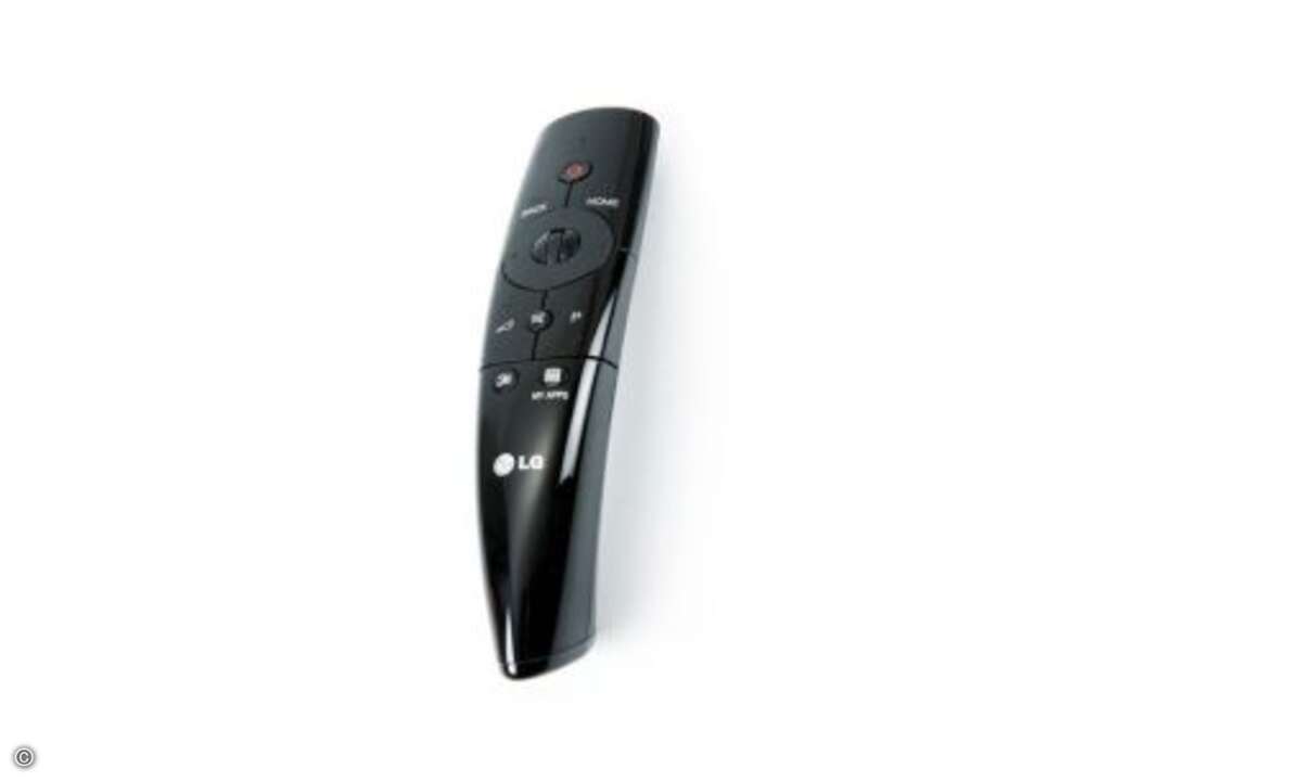 Die zweite Generation der Magic Remote funktioniert exzellent. Der leichte Stick reagiert auf Bewegungen und setzt diese schön präzise als Mauszeiger auf dem Bildschirm um. Das Scrollrad inmitten der Richtungstasten hilft beim Navigieren durchs Inter