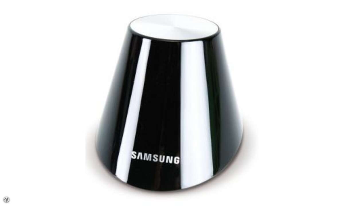 Der Infrarot-Blaster wird bei Samsungs neuen Top-TVs ebenfalls mitgeliefert. Über ihn soll die Touchpad-Fernbedienung beliebige UE-Geräte steuern. Er wandelt die Bluetooth-Signale in Infrarot-Impulse um. Man kann ihn beliebig in Sichtlinie vor den zu