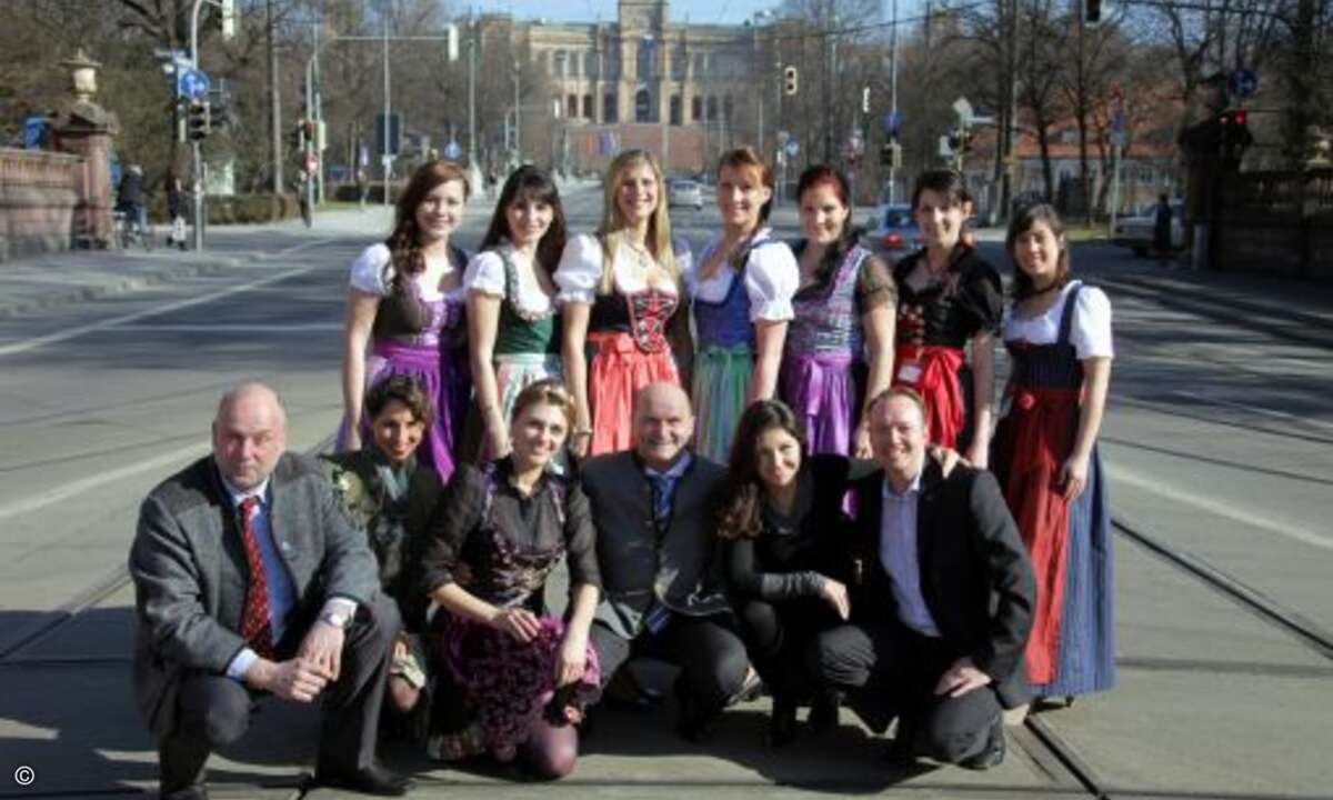 Die sieben Bierprinzessinnen gemeinsam mit der Jury (Bild: Bayerischer Brauerbund e. V.)