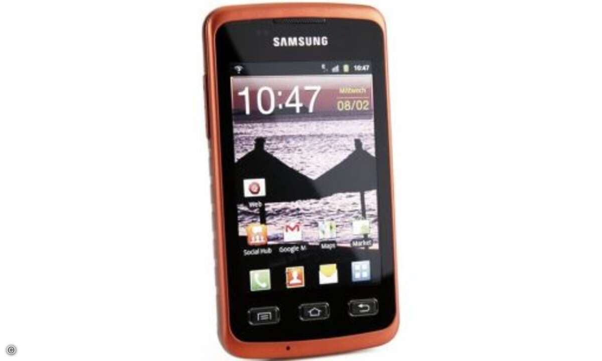 Samsung Galaxy Xcover
Das erste Outdoor-Smartphone von Samsung kann sich sehen lassen, im Hinblick auf den Preis und auf die Ausstattung. Das Android-System wird von einem 800-Megahertz-Prozessor flott angetrieben, mit HSPA, n-WLAN und A-GPS sind