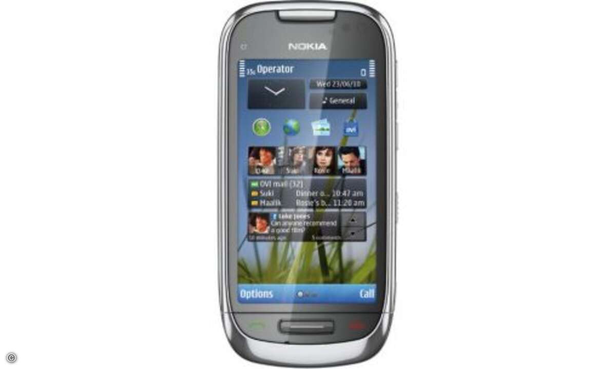 Nokia C7-00
Mit Symbian 3 ist auch auf dem C7-00 ein Betriebssystem installiert, dessen Tage abgezählt sind. Doch keine Sorge: Nokia unterstützt es weiterhin mit Updates. © Hersteller
