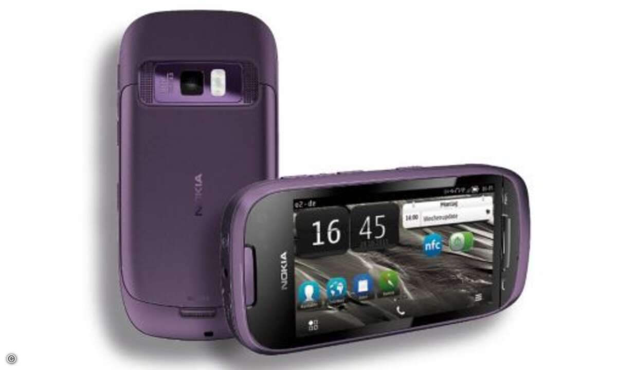 Nokia 701
Der 3,5 Zoll große Touchscreen kommt zwar wieder nur mit der nicht ganz zeitgemäßen Auflösung von 360 x 640 Pixel, überzeugt aber mit einer farbstarken und vor allem extrem hellen Darstellung: 767 cd/m2 sind eine Klasse für sich. © Herst