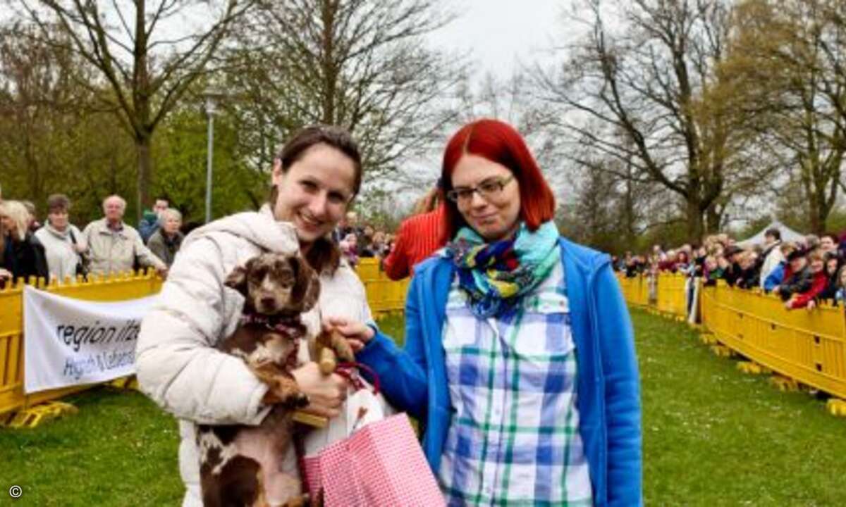 Ein stolzes Frauchen neben Dackelrennen-Organisatorin Kathrin Götz (rechts) ©D. Jacobs Stonecastlerock Itzehoe
