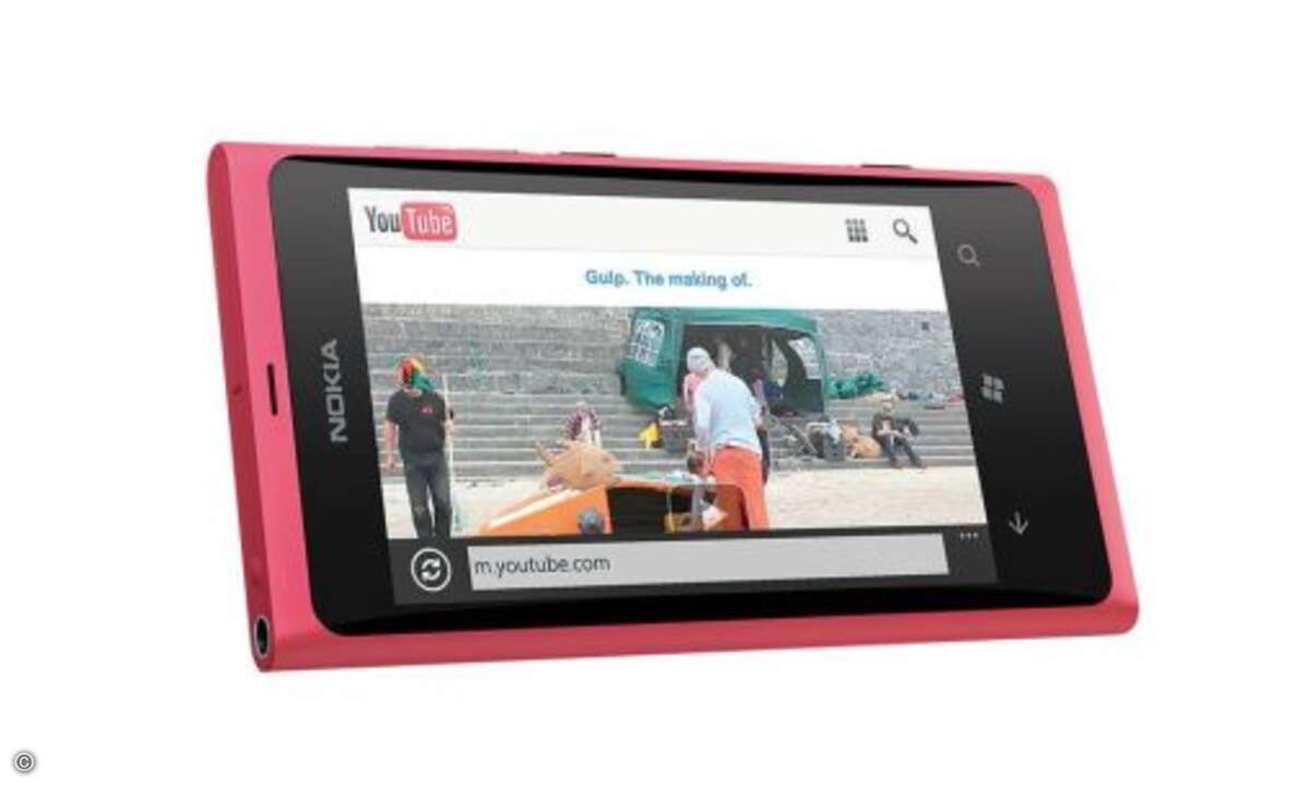 Das erste Windows Phone von Nokia ist optisch ein echter Kracher geworden. Es steckt in einem attraktiven Unibody-Gehäuse, das aus einem einzelnen, durchgefärbten Kunststoffblock gefräst wurde.
© connect