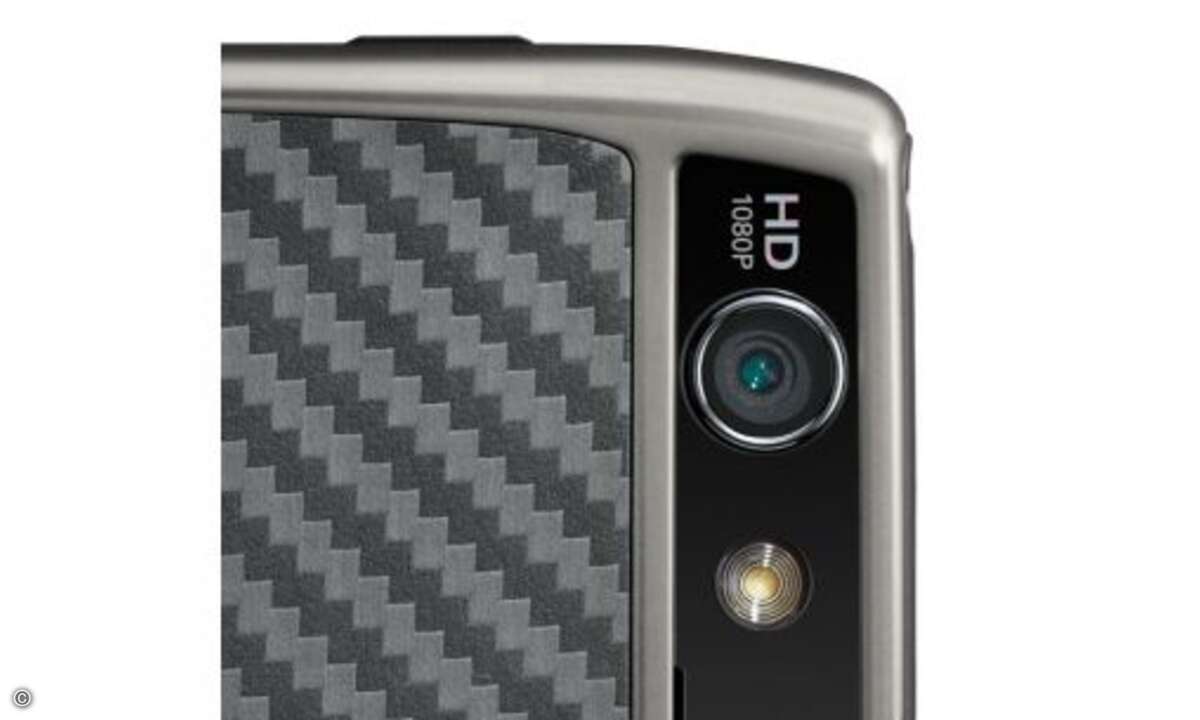 Dank des Materialmixes aus Kevlarfasern und Edelstahl sowie seiner sehr sauberen Verarbeitung gehört das neue RAZR fraglos zu den hochwertigsten Smartphones auf dem Markt. Zusätzlich hat Motorola sämtliche Bauteile mit einer wasserabweisenden Schicht