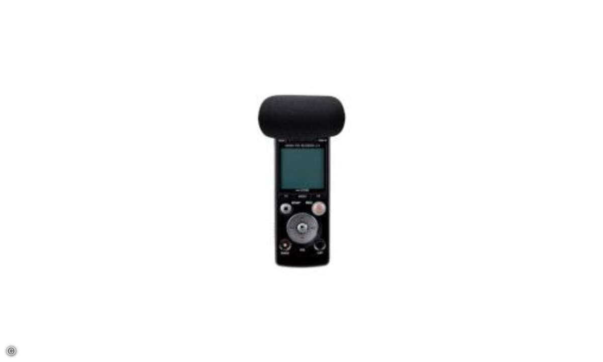 Das Olympus LS-3 ist ein Diktiergerät mit zwei Kondensator-Stereo-Mikrofonen sowie einem Mikrofon mit kugelförmiger Richtcharakteristik, das Sprache mit 96 kHz/24 Bit aufnimmt. Es hat 4 GByte internen Speicher, der mit microSD(HC)-Karten erweiterbar