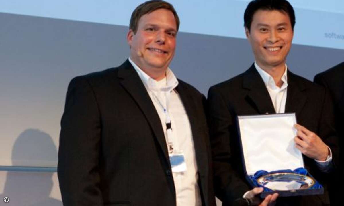 Jochen Meuer (Ebertlang) mit Steven Chua (Backupassist) bei der Awardverleihung.