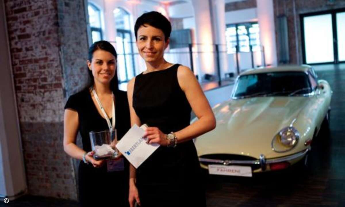 KArina Tremmel (Ebertlang) mit Agnes Bergk (Ebertlang) bei der Ziehung des iPod-Gewinners.