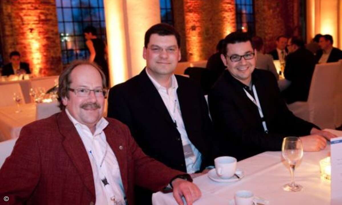 Mike Bartels (Pixel Lösungen), Falk Buchmann (FB Service und Consulting) mit Manuel Bauer (Ebertlang).