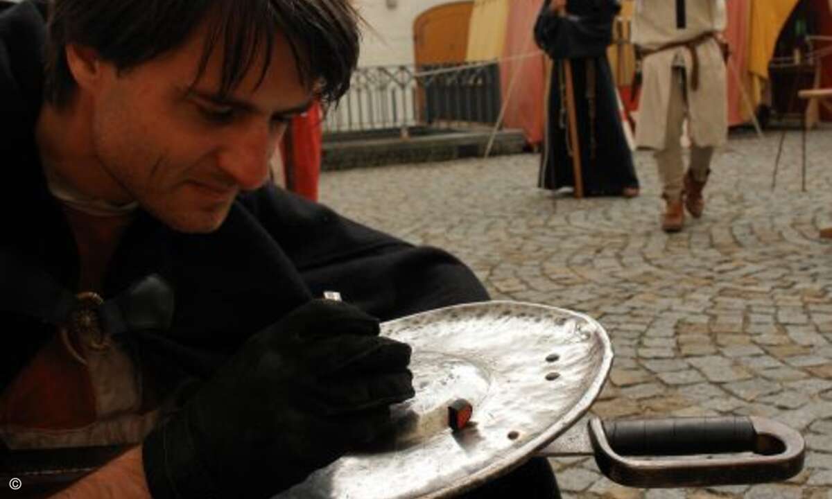 ... die Sticks sind danach höchstens leicht in ihrer Gummierung verrutscht, funktionieren aber alle noch ohne jegliche Probleme wie frisch aus dem Blister, wie Cheftechniker Usama ibn Munqidh feststellt ...