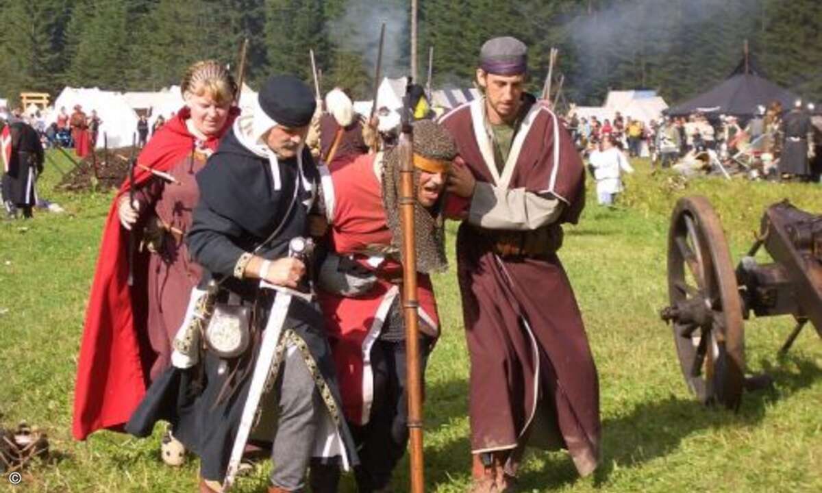 ... im Gegensatz zu manch lädiertem Ritter, der zum Feldhospital getragen werden muss, wo die kühle Medizin aus dem Fass des jüdischen Heil- und Kräuterkundigen Maimonides auf ihn wartet.