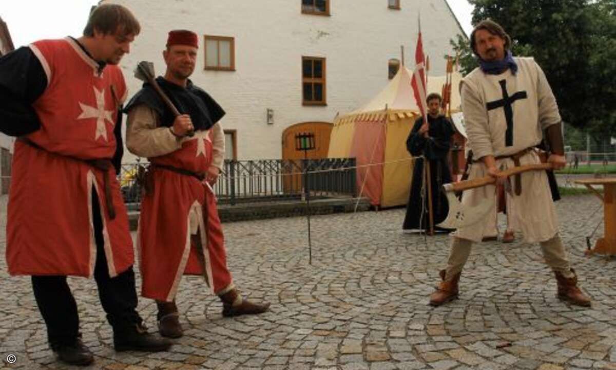 Jetzt wird es den tapferen Kriegern aber doch langsam zu bunt: Wollen sie sich wirklich von so einem kleinen Stück Gummi klein kriegen lassen? Es wird höchste Zeit, des Marschalls edle Waffenkammer zu plündern.