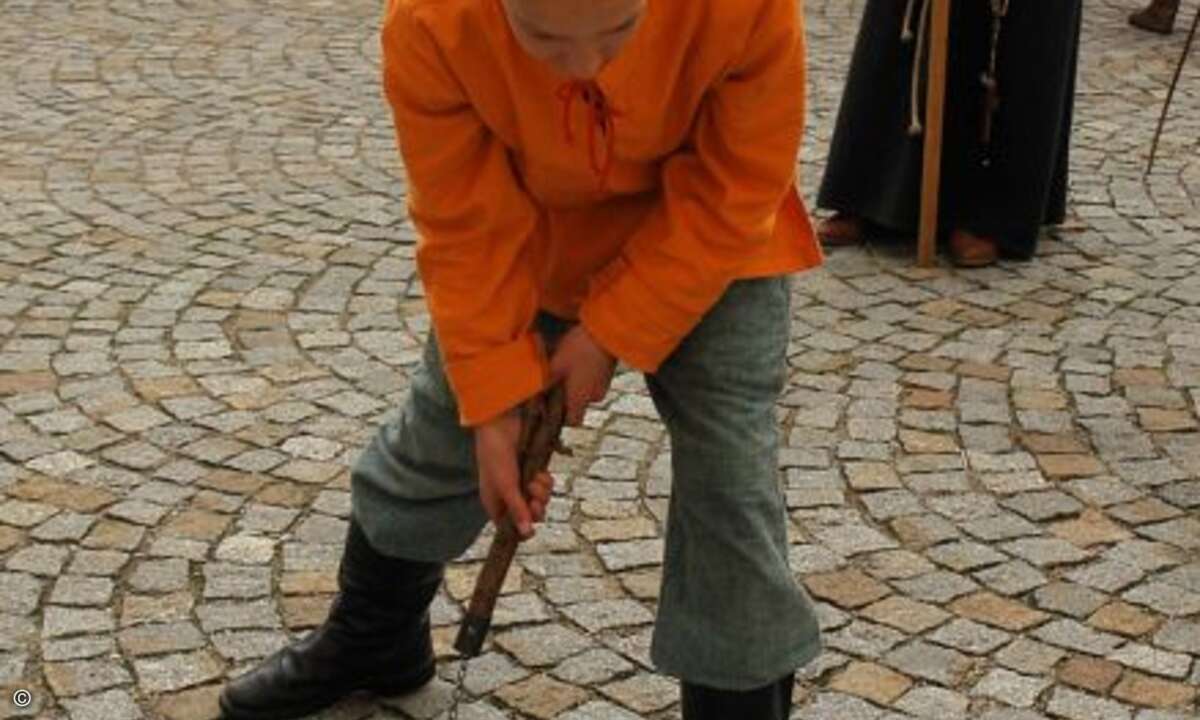 Weles packt den Morgenstern aus (nicht den Gedichtband). Allerdings schafft es der Stick immer wieder, sich zwischen den Eisenspitzen der Kugel hindurchzuwursteln und so die meiste Schlagkraft in den Boden abfliessen zu lassen.