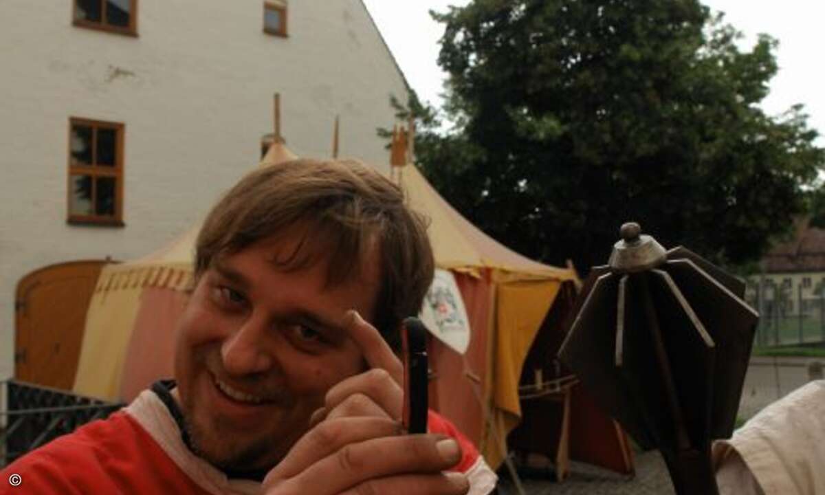 Letztlich trägt der USB-Stick lediglich eine leichte Biegung davon. Doch er läuft und läuft und läuft... Deshalb packt Bruder Hermann von Braunshorn jetzt die ultimative Waffe von Pax Sancta aus: »Erna, die Keule des Bombasten« ...