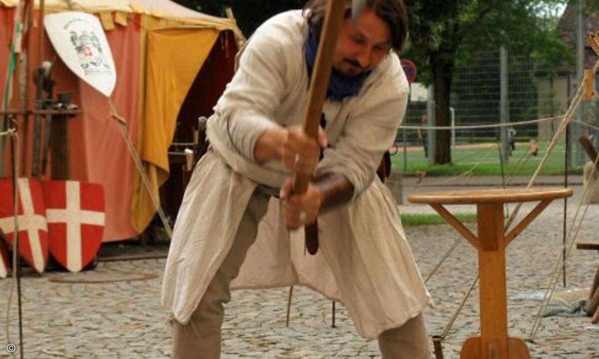 Doch da schreitet Konrad von Haltenberg mit dem Scharfrichter-Beil ein, um diesem verhexten Spuk ein Ende zu bereiten - und seine faszinierten Fras und werten Sorrors wieder auf ihre Wachposten zu bekommen.