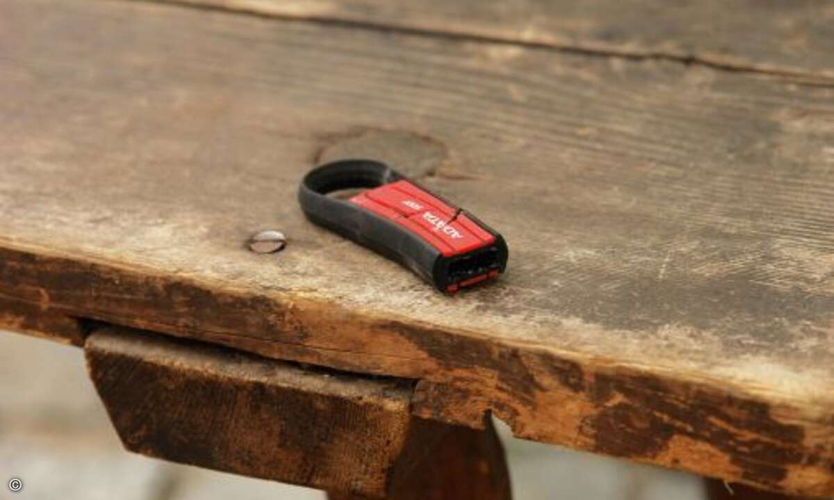 Nachdem das Beil Kleinholz aus der Platine gemacht hat und die Elektronikbrösel entfernt wurden, zeigt sich, wie gut die Hülle angesichts der Strapazen erhalten ist. Sie ist das Geheimnis, das den Kampf-Stick so widerstandsfähig macht.