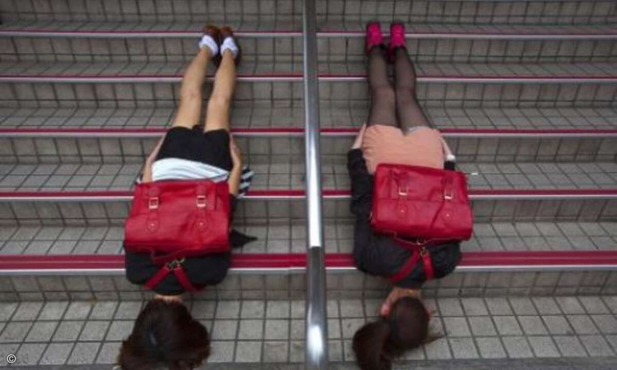 ...Traurige Berühmtheit erlangte das Planking, als ein betrunkener 20-Jähriger betrunken von einem Balkon im siebten Stock fiel und ums Leben kam. (www.welt.de)