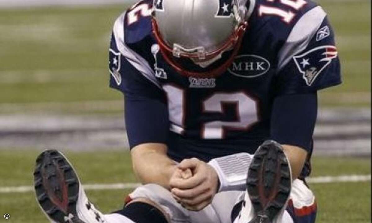 …Tom Brady, damals Quarterback der American Football Mannschaft New England Patriots saß nach dem verlorenen Finale bedröppelt auf dem Boden… (www.netzgezwitscher.de)