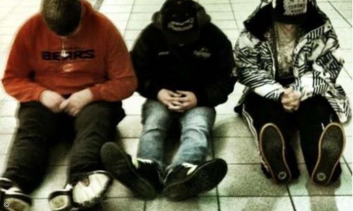 …Mit ausgestreckten Füßen, die Hände auf dem Schoß und den Kopf tief hängend, wurde dieses Bild sofort tausendfach im Internet nachgeahmt. (www.netzgezwitscher.de)