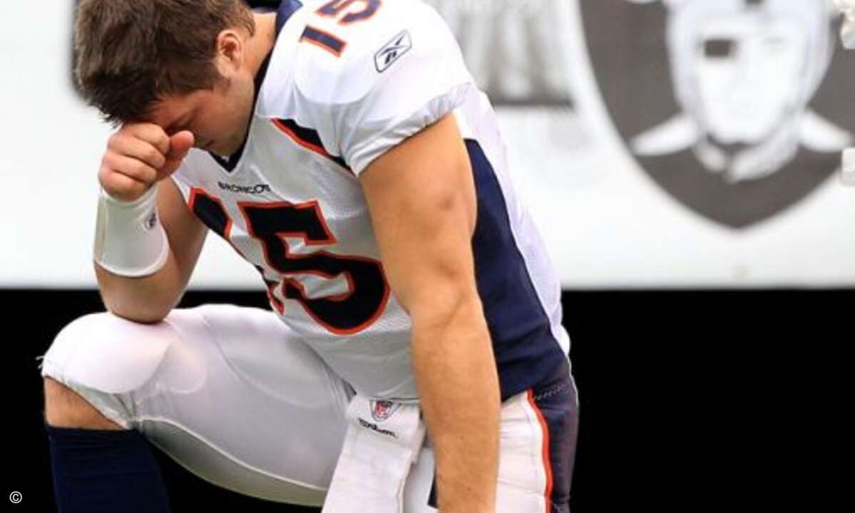...Tim Tebow, gläubiger Christ und Quarterback der New York Jets, betet vor jedem Spiel zu seinem Schöpfer... (www.bei-gott-ist-alles-moeglich.blogspot.de)