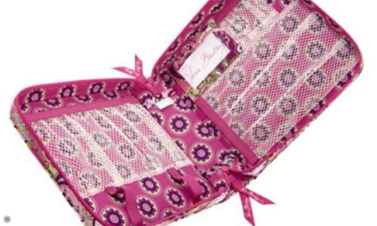 Eine stilvolle Aufbewahrungsmöglichkeit für kleine schätzchen bietet dieser Organizer von Vera Bradley.