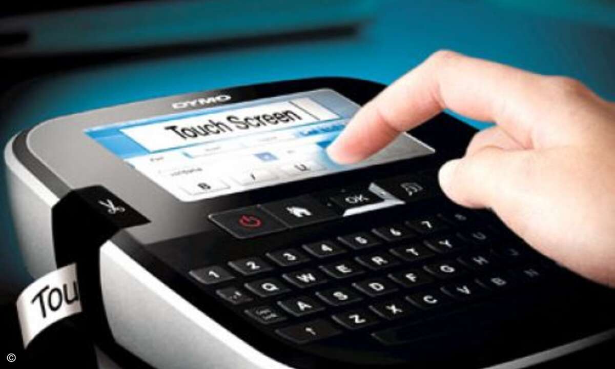 Mit einem Labelprinter (hier: Dymo) lassen sich die schwierigsten Aufgaben innerhalb von Sekunden erledigen: einfach schnell ein Zettel mit 