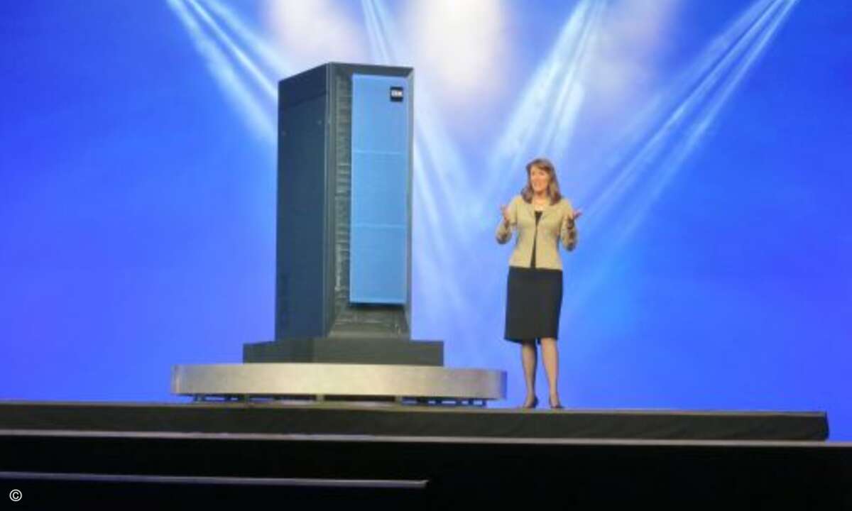 Frau Wieck stellte auf der Bühne des großen Vortragssaals einen Special Guest vor: Pure Systems, IBMs Blech gewordene Vision von der Cloud.